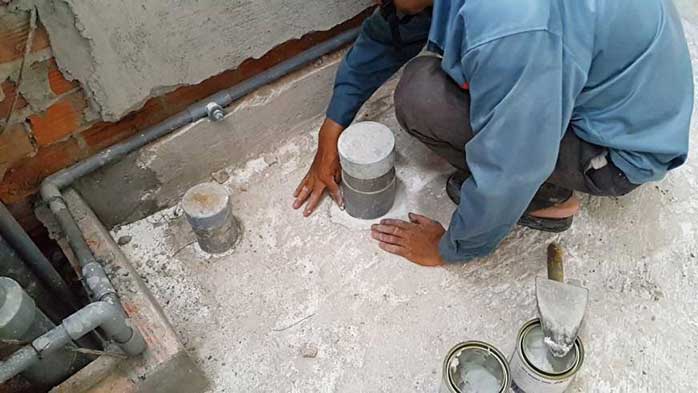 Thợ chống thấm đang gia công đoạn ống thấm nước khu nhà vệ sinh​